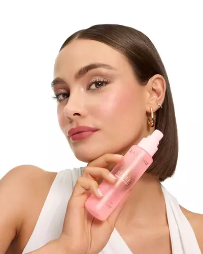 Sima bob frizuras nő, kezeben a Lancome Idole permettel.