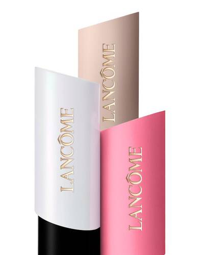 Harom Lancome Teint Idole Shape Stick Foundation, Highlighter es Blush lepcsőzetes elrendezesben feher, bezs es rozsaszin arnyalatokban.