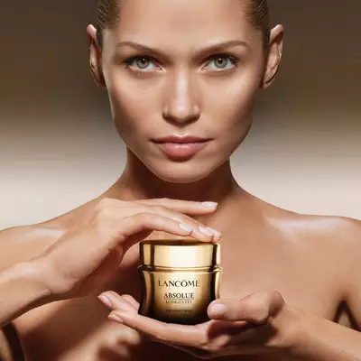 Modell, kezeben az Absolue Longevity Rich Cream