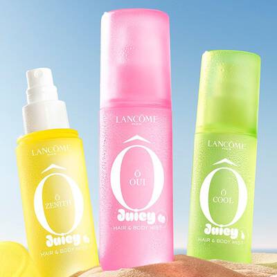 Harom Lancome Juicy Hair & Body Mist: elenksarga (O Zenith), rozsaszin (O Cool) es zold (O Cool) egy homokos tengerparton.