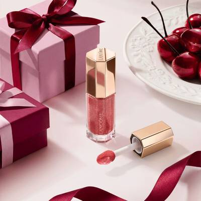 Lancome bogyos arnyalatu szajfeny luxus hatszogletu tubusban, ajandekdobozokkal es cseresznyekkel stylingolva.