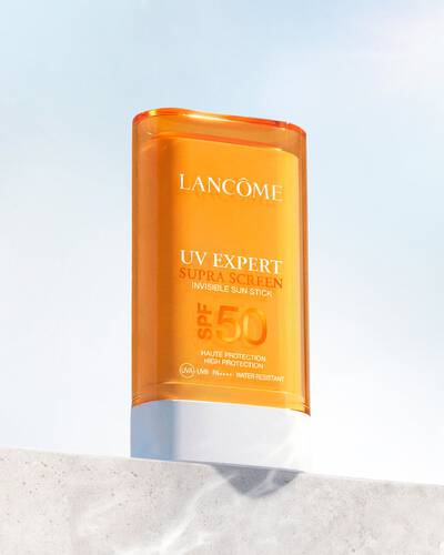 Lifestyle packshot a UV EXPERT SUPRA SCREEN INVISIBLE SUN STICK SPF 50-ről