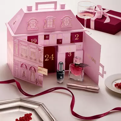 Nyitott rozsaszin Lancome varosi palota formaju adventi kalendarium beauty termekekkel es piros szalaggal.