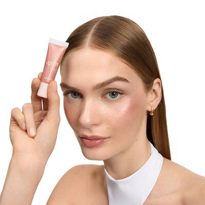 Egy modell Juicy Tube-ot tart