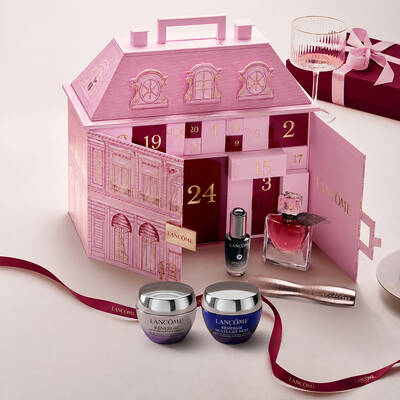 Nyitott rozsaszin Lancome varosi palota formaju adventi kalendarium beauty termekekkel es piros szalaggal.
