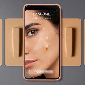 Okostelefon kepernyője, amelyen a Lancome e-arnyekkereső alkalmazas lathato, mellette egy QR-kod.