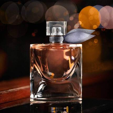 Uvegparfum flakon, szep fenyekkel es csillogassal a hatterben.