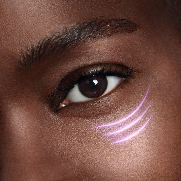 Egy női szem, melyen harom lila csik lathato, kiemelve a bőrtonust es a reszleteket.