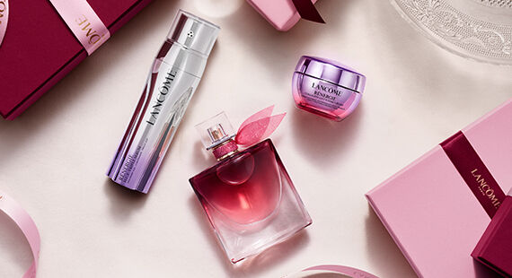 Lancome unnepi ajandekkeszletek rozsaszin vintage stilusu dobozokban, havas hegyi hatterrel.
