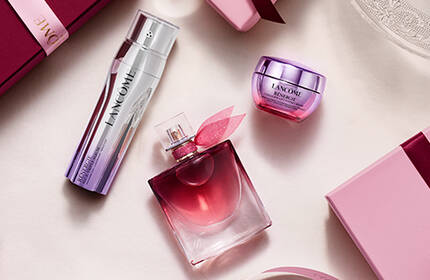 Lancome unnepi ajandekkeszletek rozsaszin vintage stilusu dobozokban, havas hegyi hatterrel.