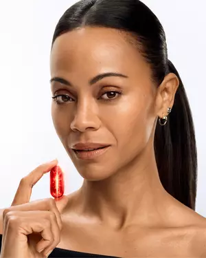 Zoe Saldana a Longevity MD Lancome szamara