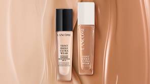 A kepen ket Lancome alapozo lathato, kulonboző arnyalatokban, felirattal: "Teint Idole Ultra Wear" es SPF 15 jelolessel.
