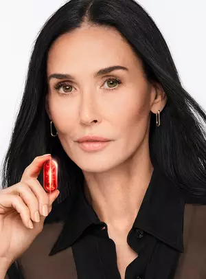 Demi Moore kulcsfontossagu vizualis megjelenese az Absolue Longevity MD Lancome-nek