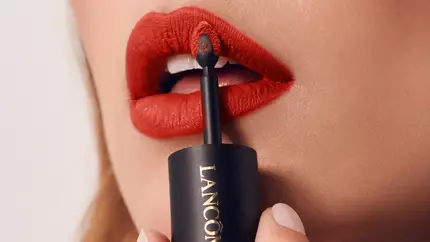 Folyekony ruzs szepsegvizual a Lancome szamara