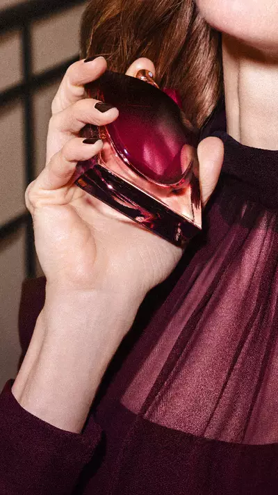A parfumillusztracio a La vie est belle very cherry – Lancome-val