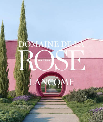 Rozsaszin epulet egy viragzo kertben, a "Domaine de la Rose" es a "Lancome" felirattal.