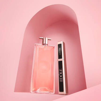 Parfum es szempillaspiral elegans rozsaszin hatter előtt.