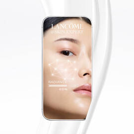 A kepernyőn egy nő arca lathato, amelyen a Lancome e-Skin Expert alkalmazas radiancia erteke 65%-ot mutat.