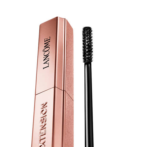 A kepen egy Lancome markaju szempillaspiral lathato, mellette a spiral kefe is.